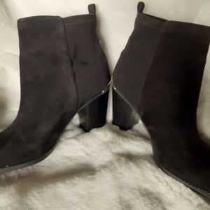 Marc Fisher 6m suede ankle boots